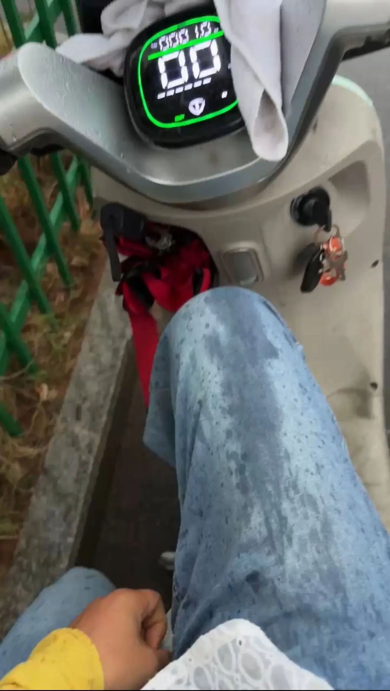 今天和同事吵架了，老板让我休息两天，我选择自离，扣钱就扣钱吧，无所谓了...