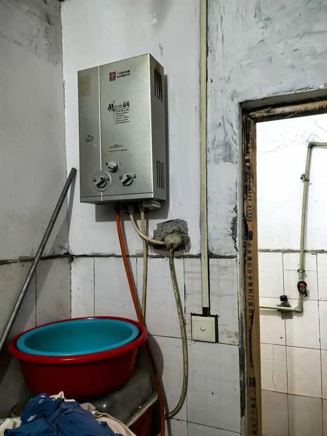 广西桂林市，35岁妻子洗澡时门窗紧闭、通风不畅，次日家婆发现异常，砸门而入：妻子