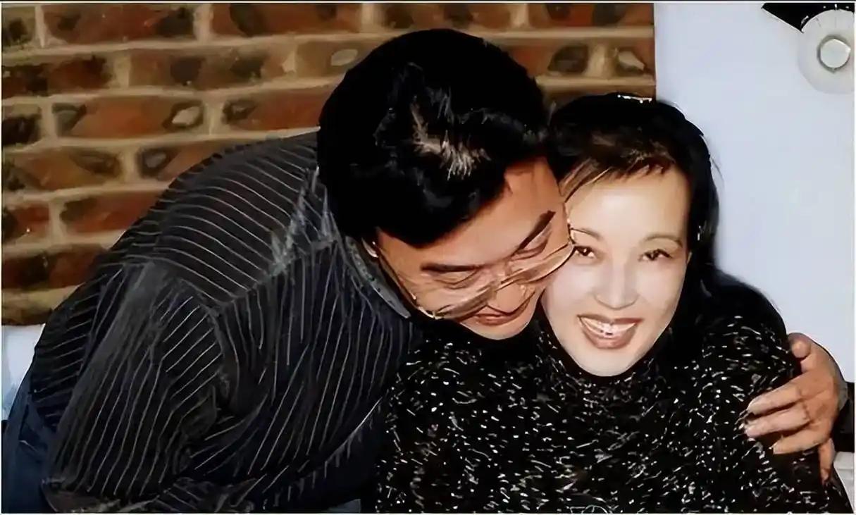 拍戏拍久了，男女演员会睡到一起。圈里管这个叫“剧组夫妻”。杀青，即失联。
 
这