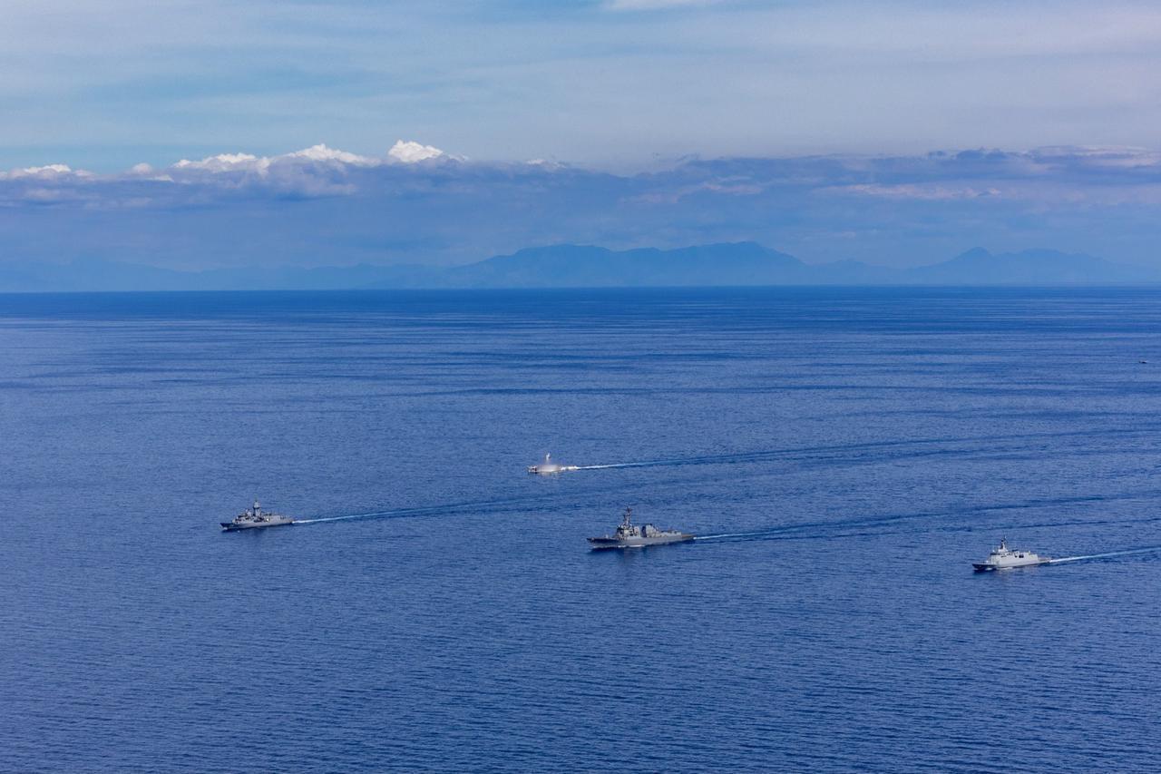 黄岩岛以东发生紧张对峙！052D驱逐舰不顾阻挠，抵近监视美菲舰队。

可能很多人