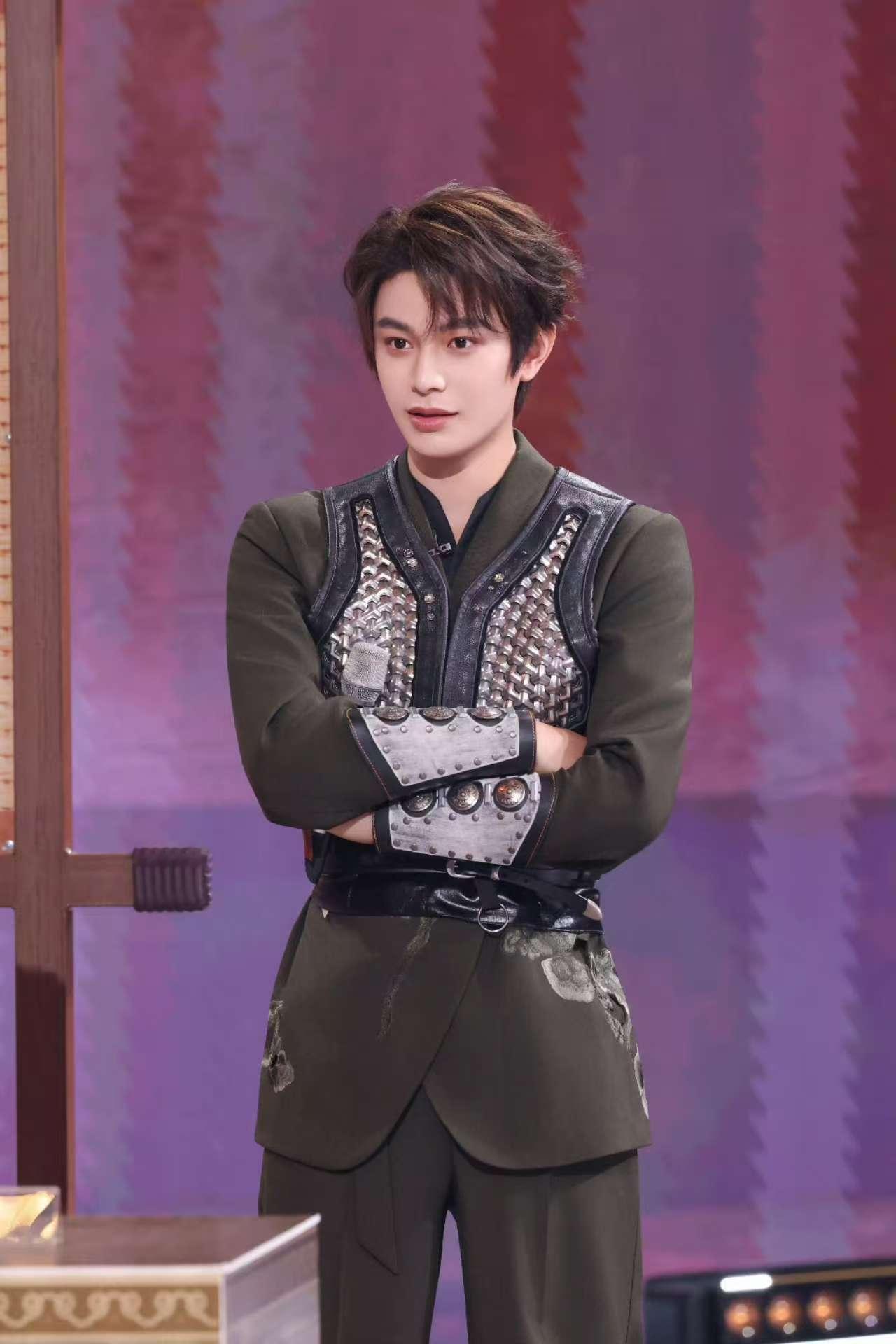 丁禹兮腰肩比丁禹兮你好星期六见丁禹兮你好星期六见，腰肩比太绝了，