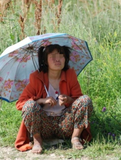 河南上蔡县，一老汉在路上遇见本村的一个患有精神疾病的妇女，便将其哄骗到家中，想要