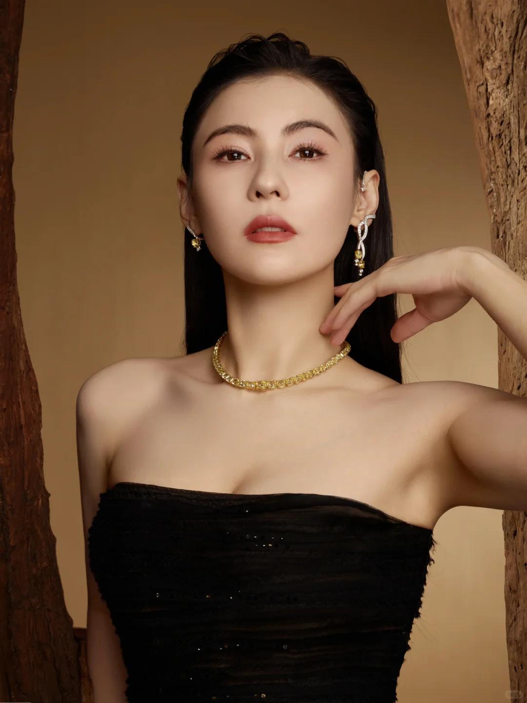 张柏芝近期卷入官司纠纷，庭审时情绪崩溃落泪，相关动态引发不少关注。

张柏芝这回