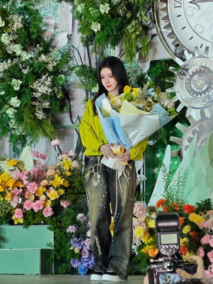 万花世界阵容万花世界开机《万花世界》的阵容颜值都好高，都是我喜欢的帅哥美女，已经
