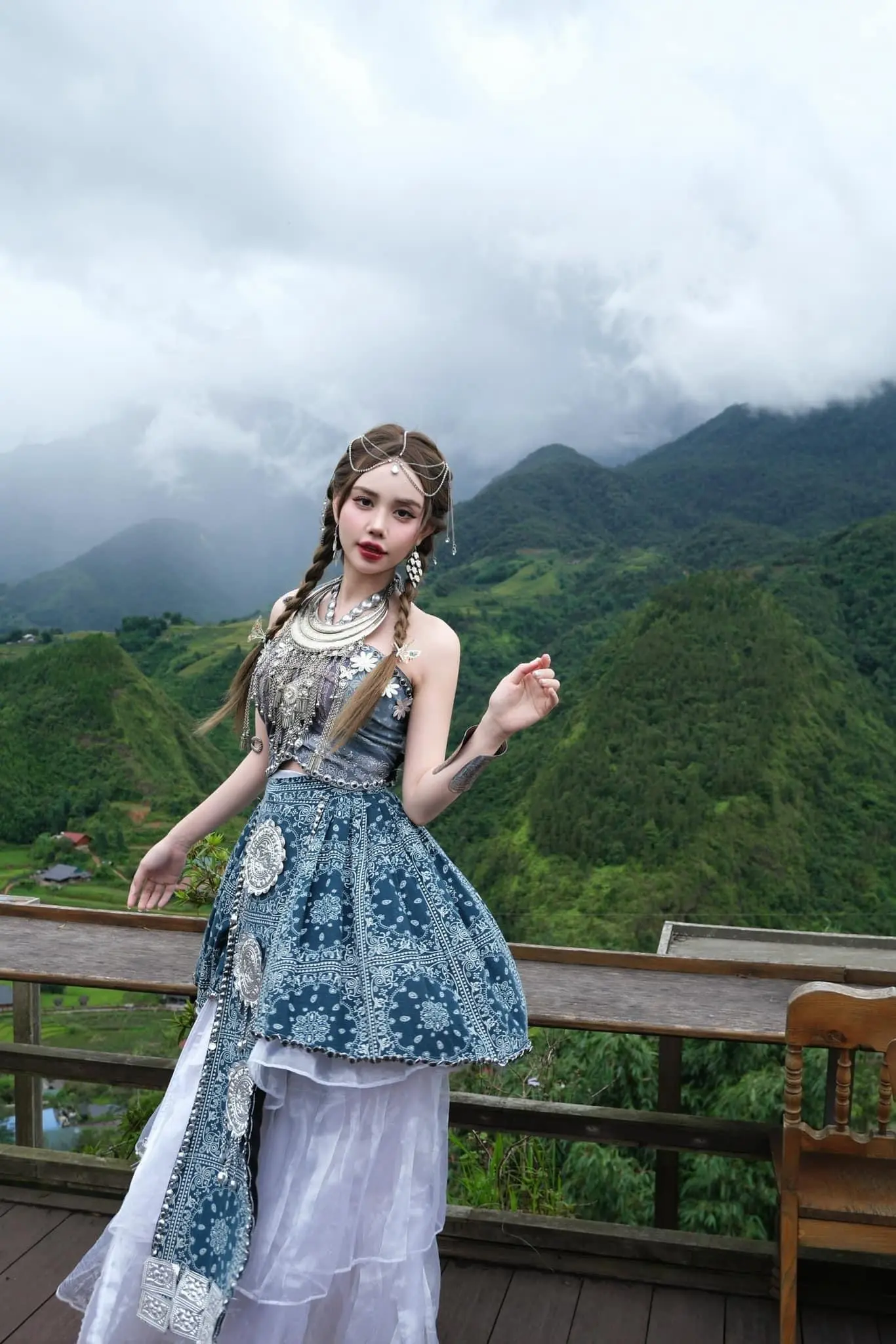 或许自由更胜一筹，它如同一缕清风，吹拂着青春的心田。