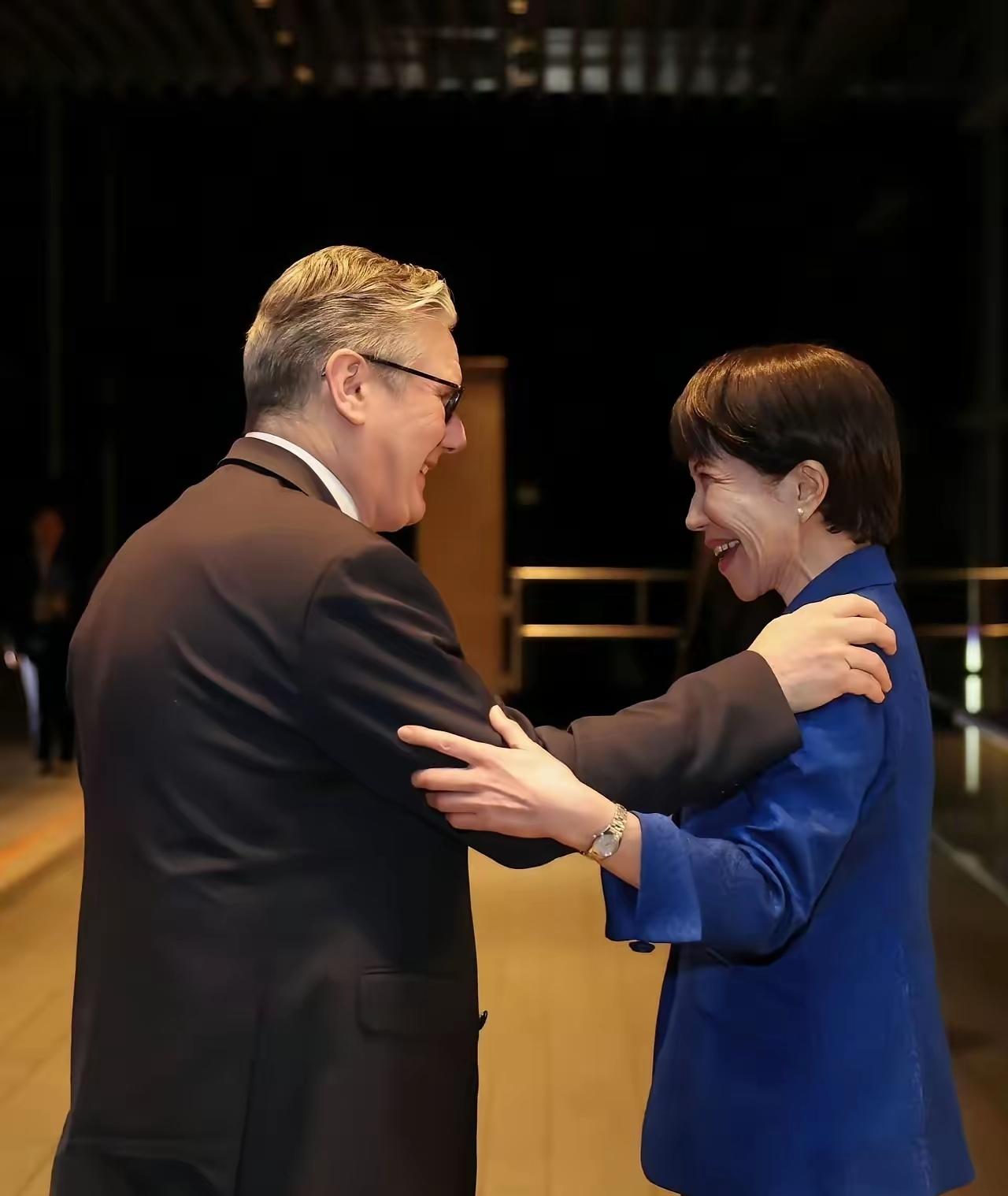 高市早苗这斯充分发挥了自己的优势，会演任何角色，面对特朗普演小迷妹，通过面部表情