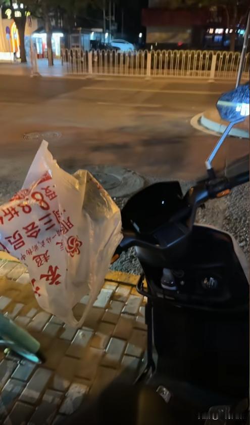 “心真大！”北京一男子临睡前，突然想到自己的另外一部手机还在电动车上，急的男子冲