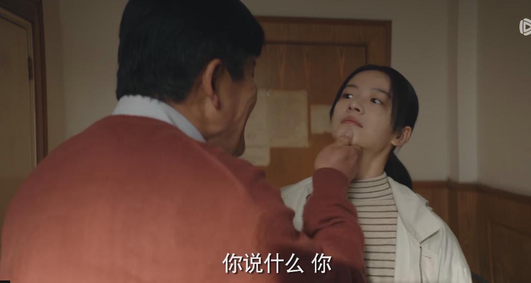 清纯的女大学生终于忍不住反抗一直控制他的中年男人，挥开他捏着自己下巴的手。男人怒