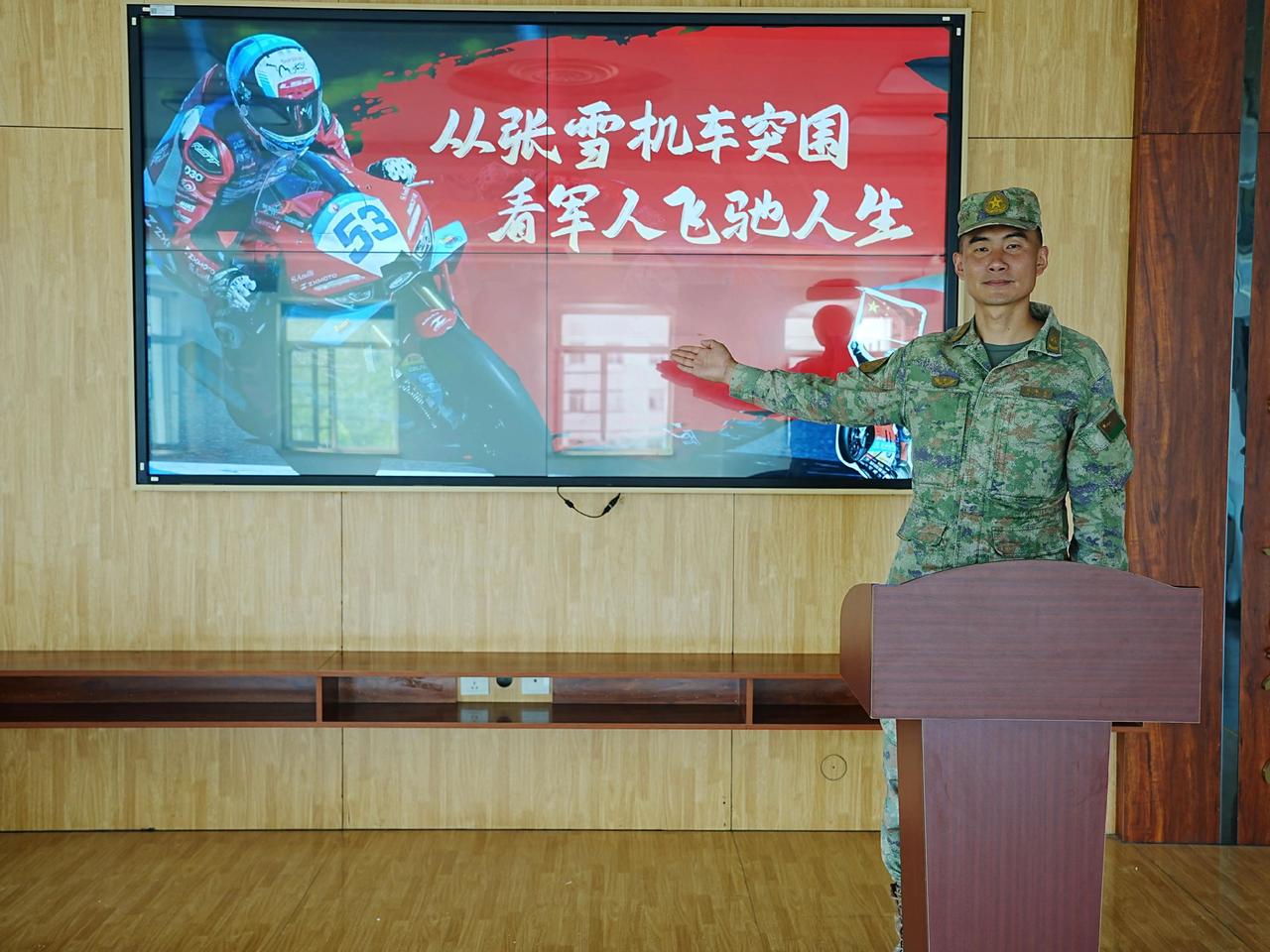 入伍18年，刘加玉立身为旗当标杆，真情带兵聚兵心，是官兵心中的优秀带兵骨干。先后