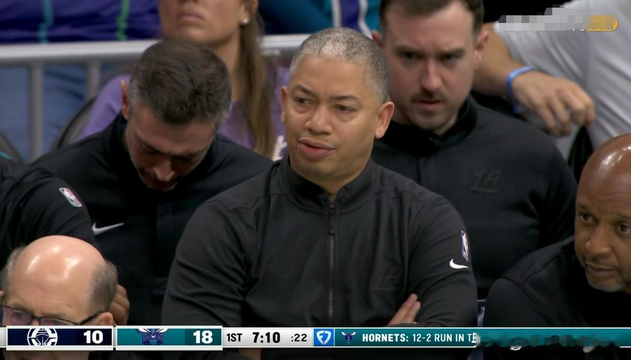 快船主帅泰伦-卢真是非常的无奈！在今天快船客场挑战弱旅黄蜂的比赛中，当时比赛进行