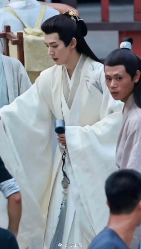 白衣邓为真的好帅好帅 郑适什么时候来[拜托]等了好久！ ​​​
