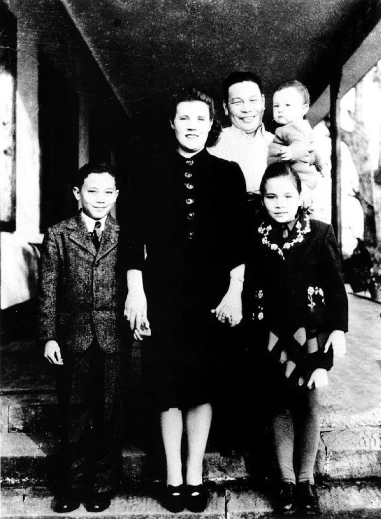 蒋经国一家五口的留影，前面夫人蒋方良一手拉着儿子孝文和女儿孝章，蒋经国这个奶爸在