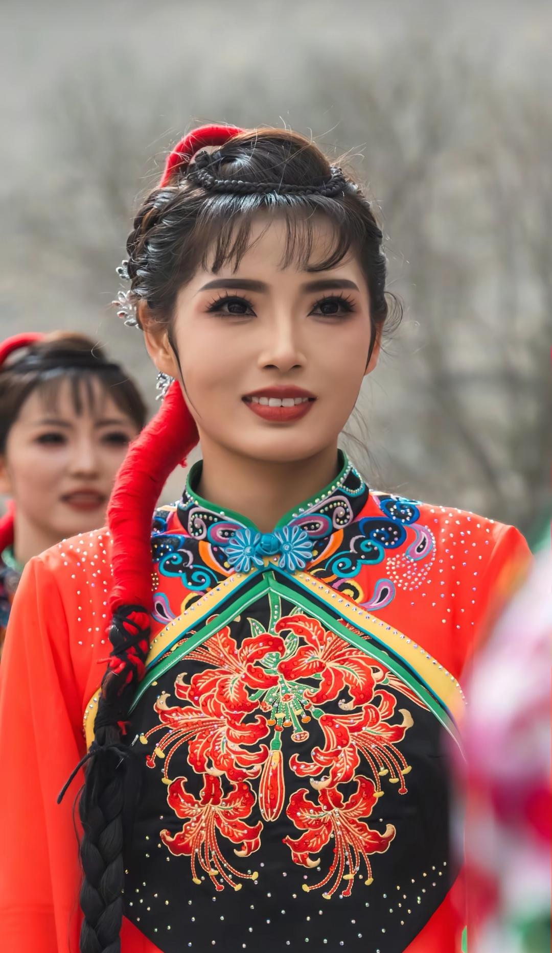 红妆美人笑，花间舞翩跹。