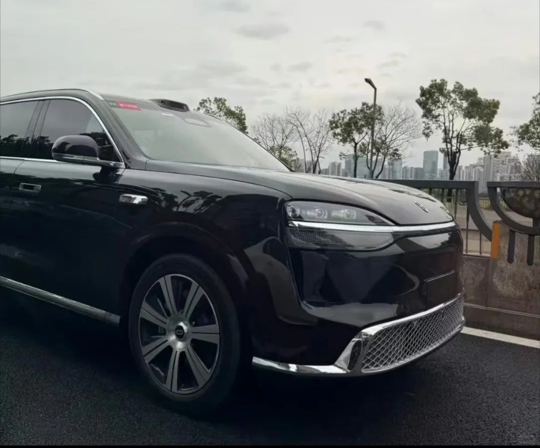 2026款问界M9无伪装实车曝光，外观进行了局部调整，尺寸小幅增加，升级搭载89