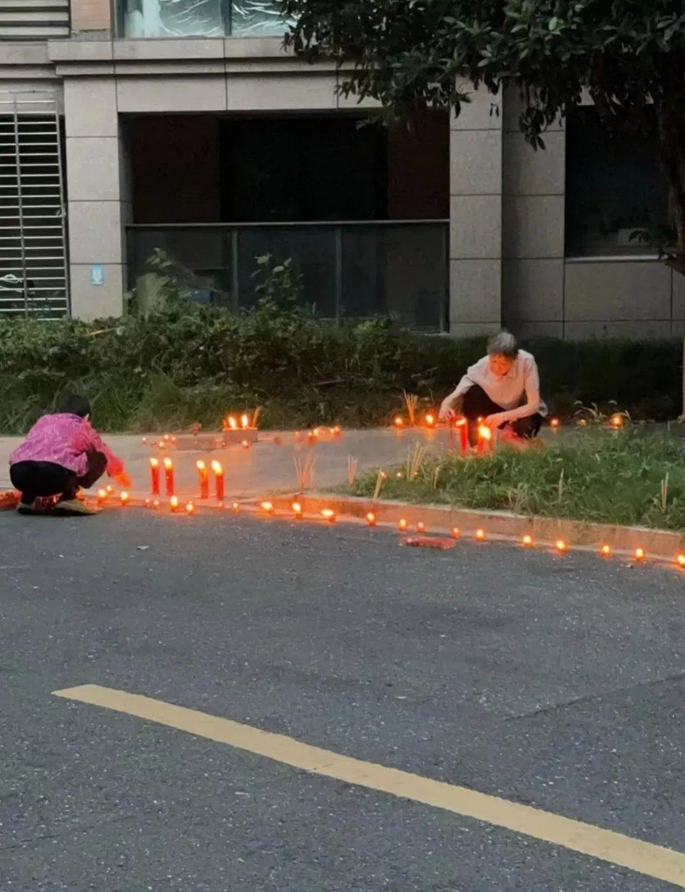 今天是浙江人的什么节日，街头巷尾都是点蜡烛的。今天一天我都心惊胆战，晚上出门以为
