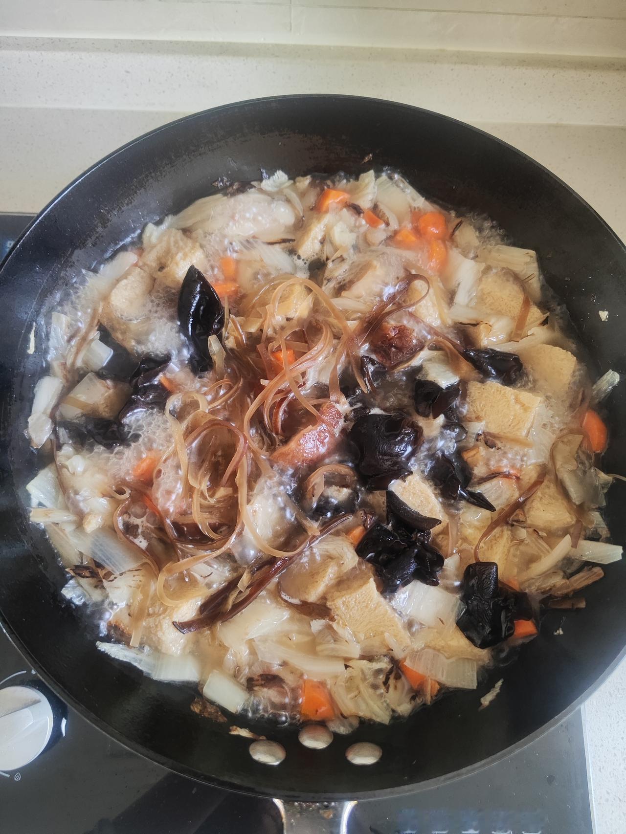 午饭，大锅菜。老公没在，孩子没在，自己一个人做饭，乱炖一锅。给友友们晒一晒吧。