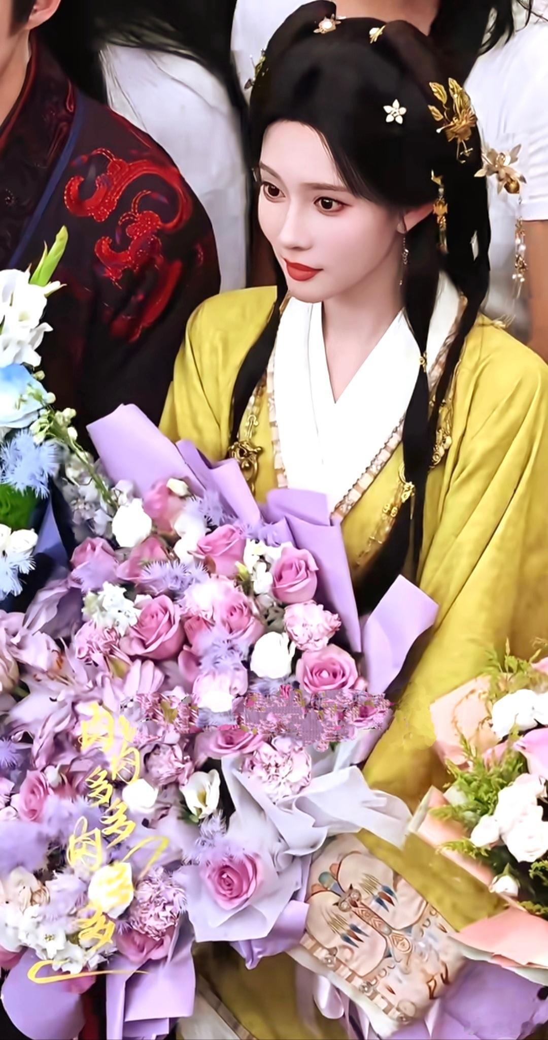 孟子义开香槟《将门独后》杀青名场面也太好笑了！孟子义开香槟竟然卡bug了！喷不出