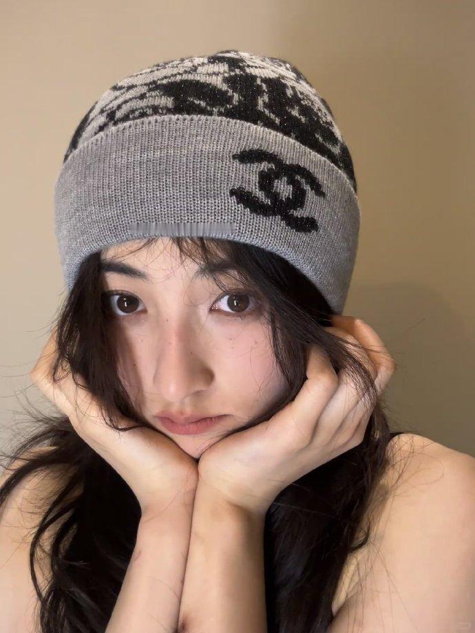 张子枫笑脸纹身被张子枫的笑脸纹身可爱晕了！原来妹妹这么爱这个角色！张子枫肩膀纹身