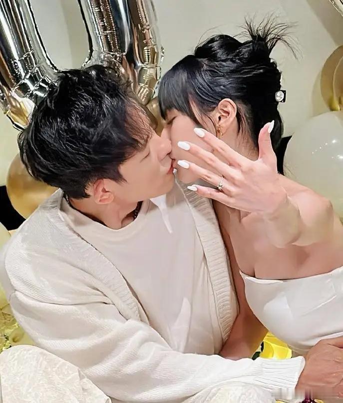 【#敖犬未婚妻发文#】#敖犬未婚妻发文晒钻戒# 据悉，敖犬（庄濠全）在女友FaF