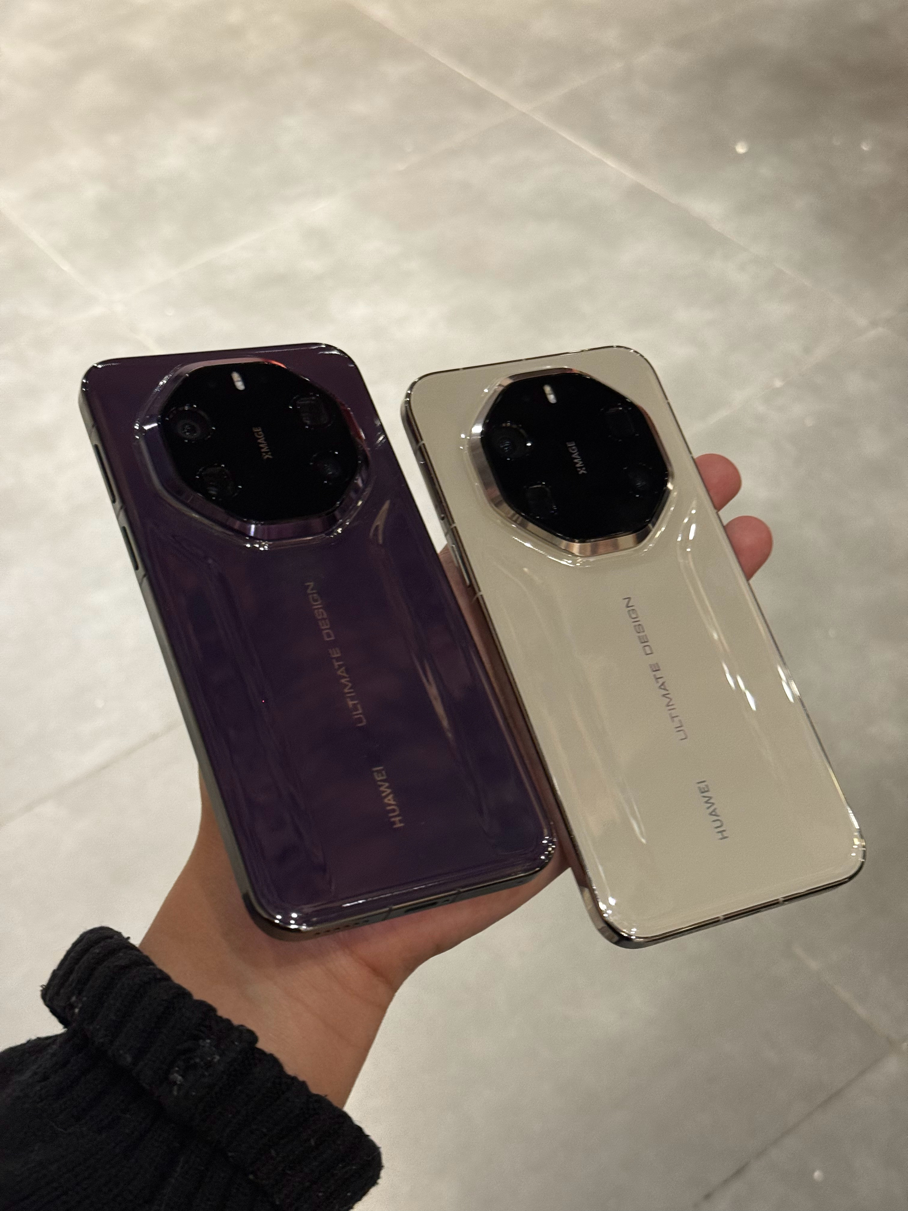 手持两台华为 Mate 80RS 非凡大师，过年回家能先动筷吗！