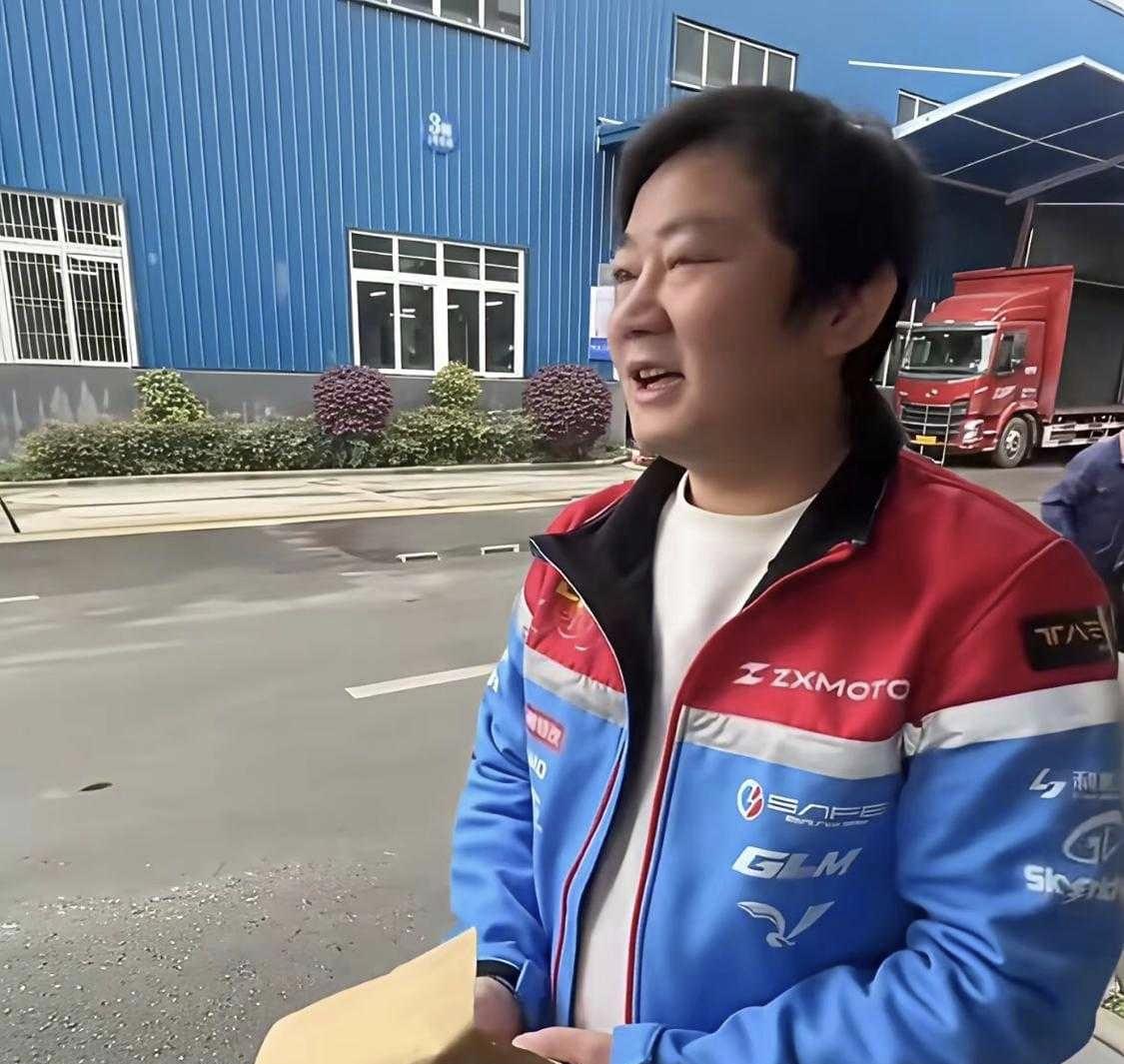 恩情不该反复挂嘴边，舒服的师徒关系贵在留白
张雪走红之后，早年牙哥拿出四十万支持