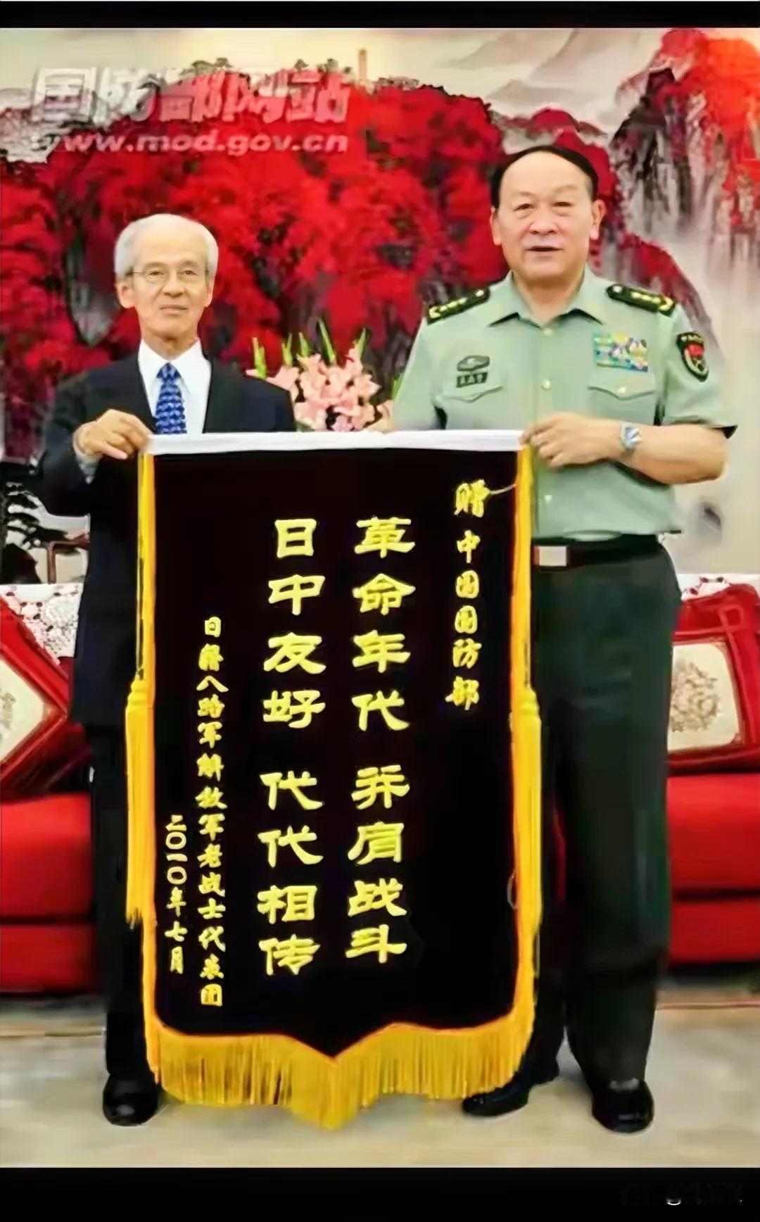 被这面锦旗吓了一跳，仔细一看是2010年的，距离今天已经是四年了，最后一行字看不