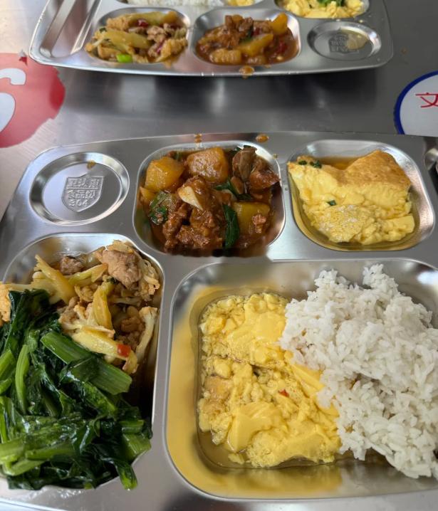 刚开完会出来，肚子也开始反抗了，跟团队兄弟们共进午餐，偶尔试一下食堂的工作餐，味