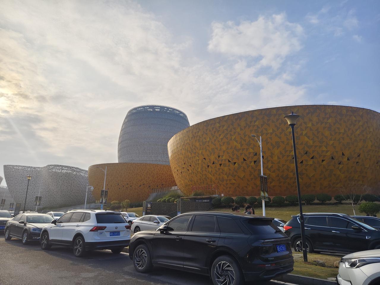 醴陵博物馆之行
     上午因为单位有事，所以加了一会儿班，吃完午饭，小憩了一