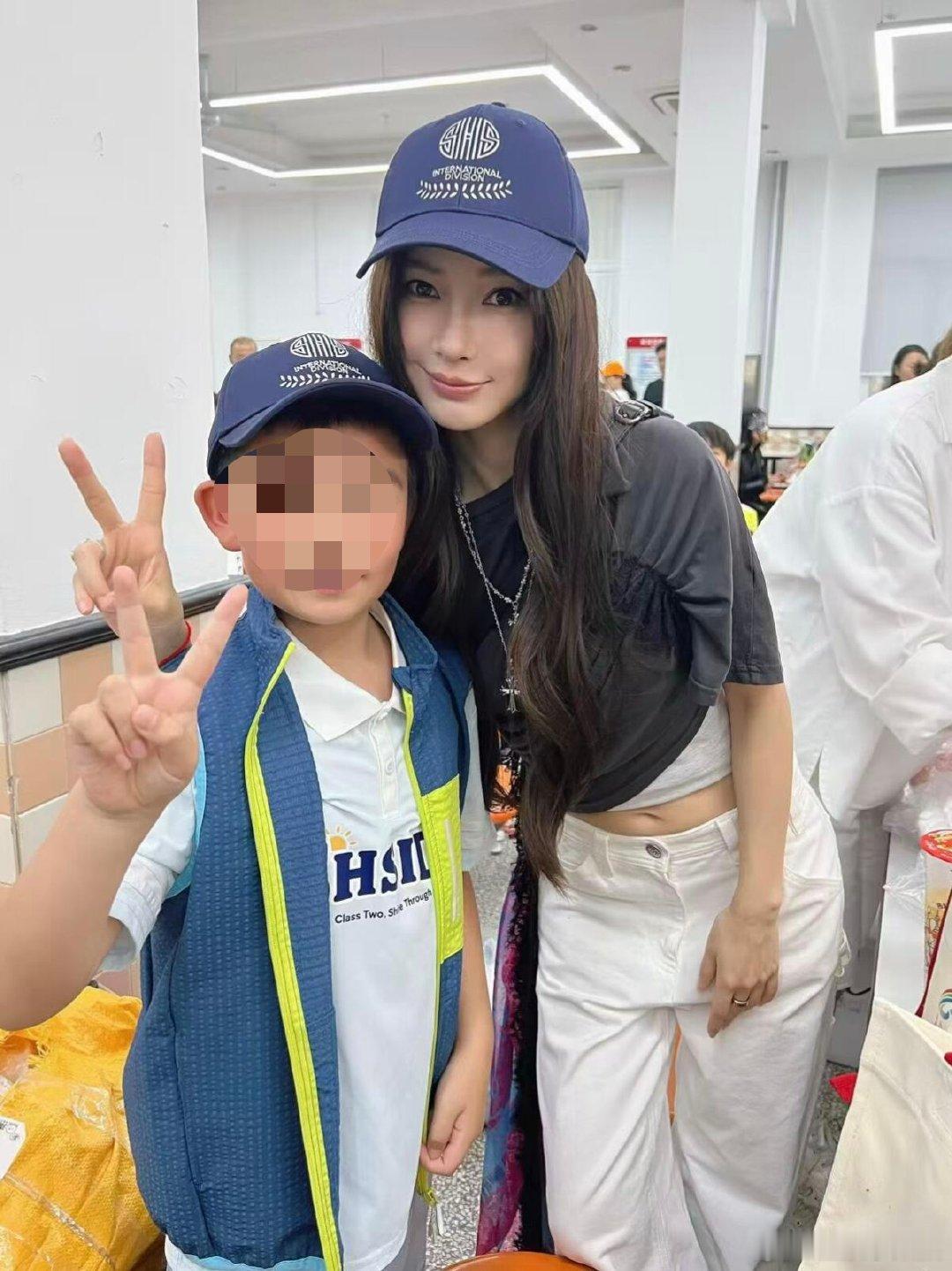 angelababy参加小海绵学校公益活动baby参加小海绵学校公益活动了，还跟