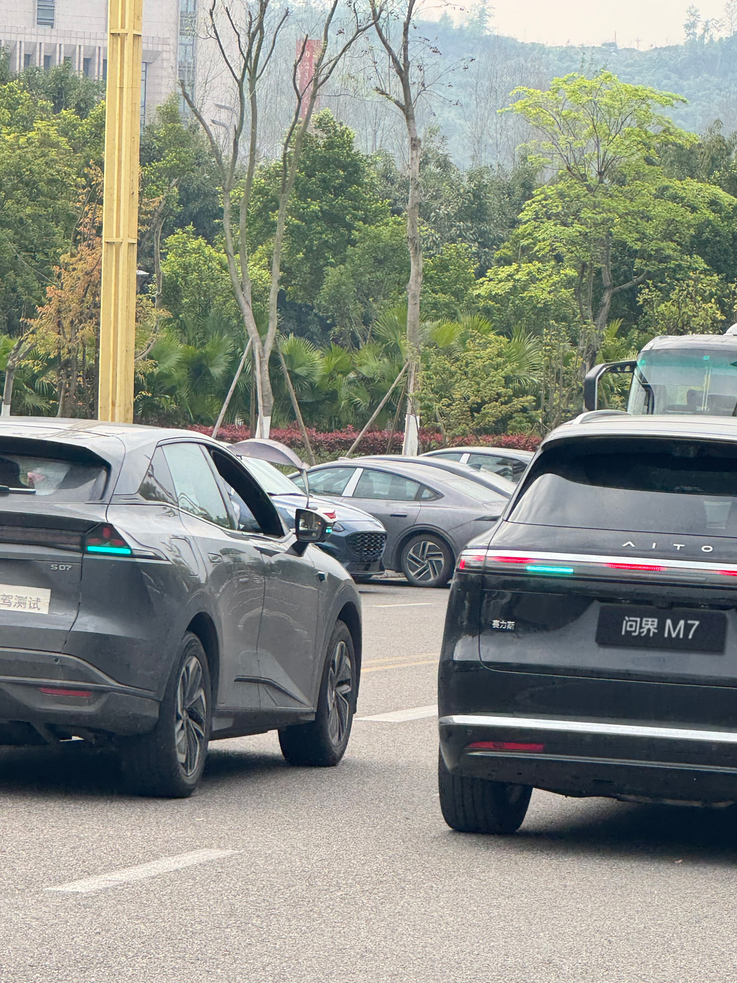 前两天，在我大重庆路遇工程师在做智驾测试，抓拍到了一组同框:深蓝S07和问界M7