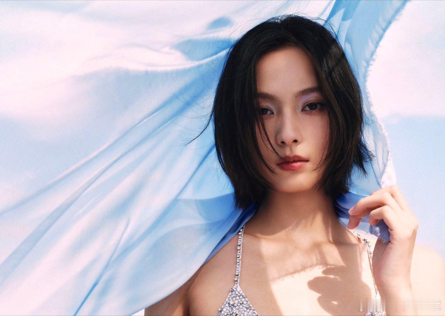 #赵佳丽人鱼美背造型# 哇去！！赵佳丽这套人鱼美背造型真的很惊艳呢！！时尚感就这