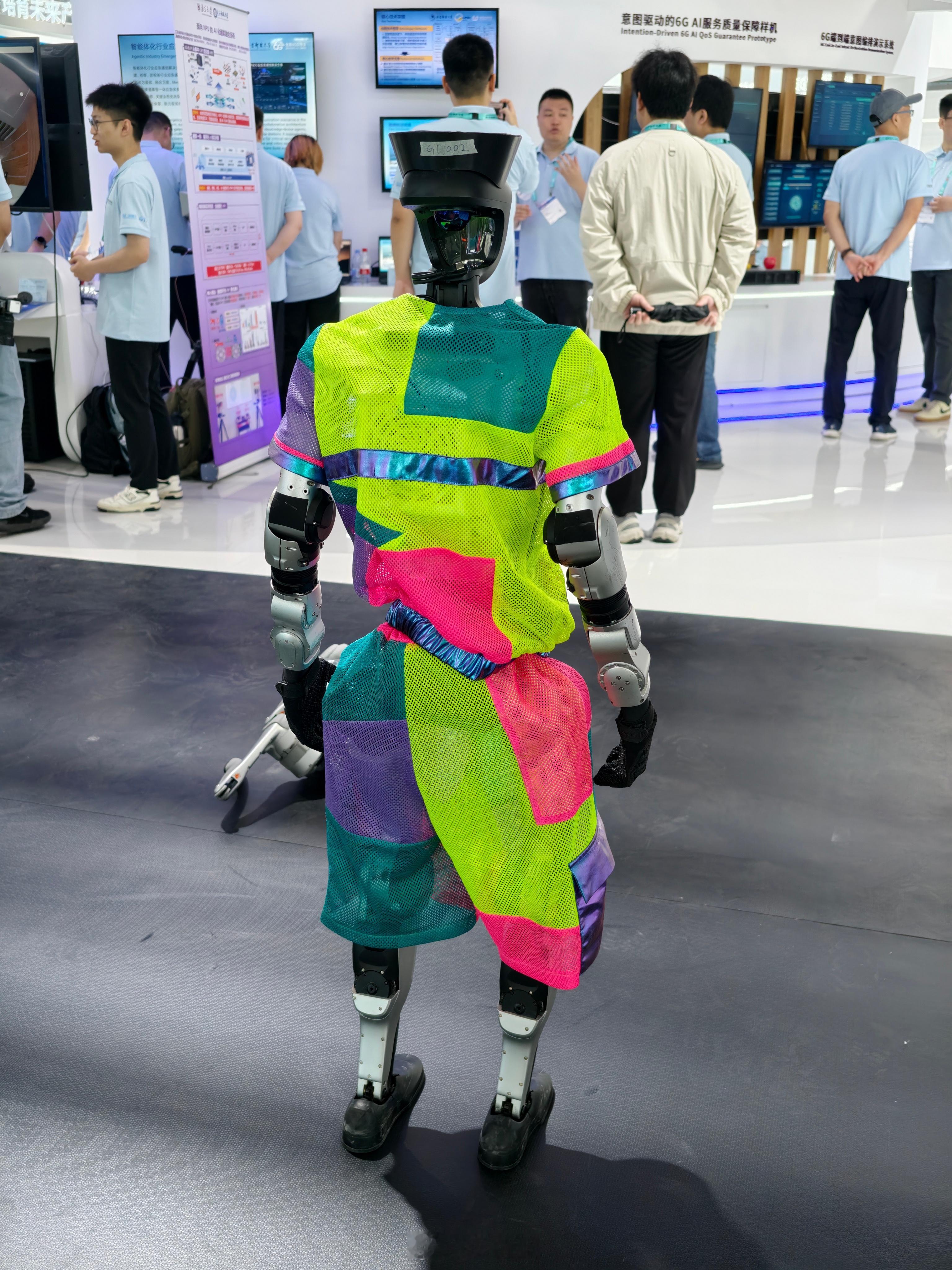 这机器人穿的真潮，不过跟保安有点撞衫了mwc2026