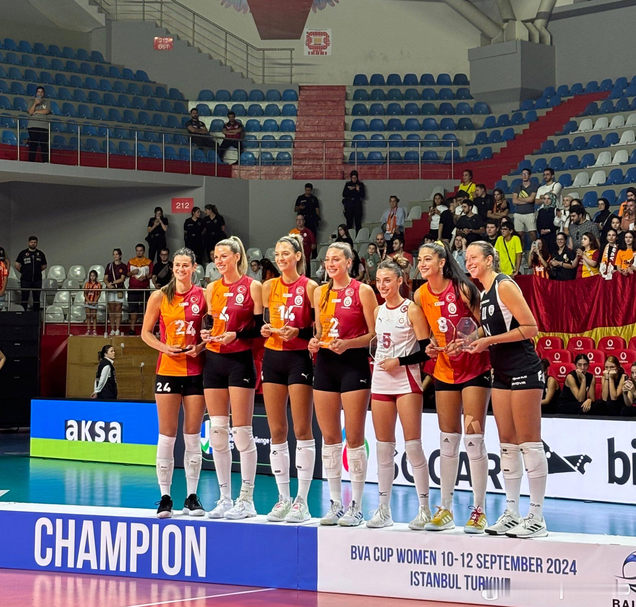 ✅🇹🇷巴尔干杯 梦之队▶️最佳二传：🇳🇱邦加尔茨▶️最佳接应：🇹🇷卡