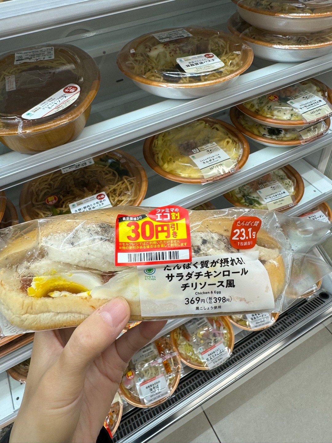 几天便利店总结：三明治热狗卷饼都很好吃，绿的这个蔬菜虾仁特别好吃。瓶装罐装咖啡都