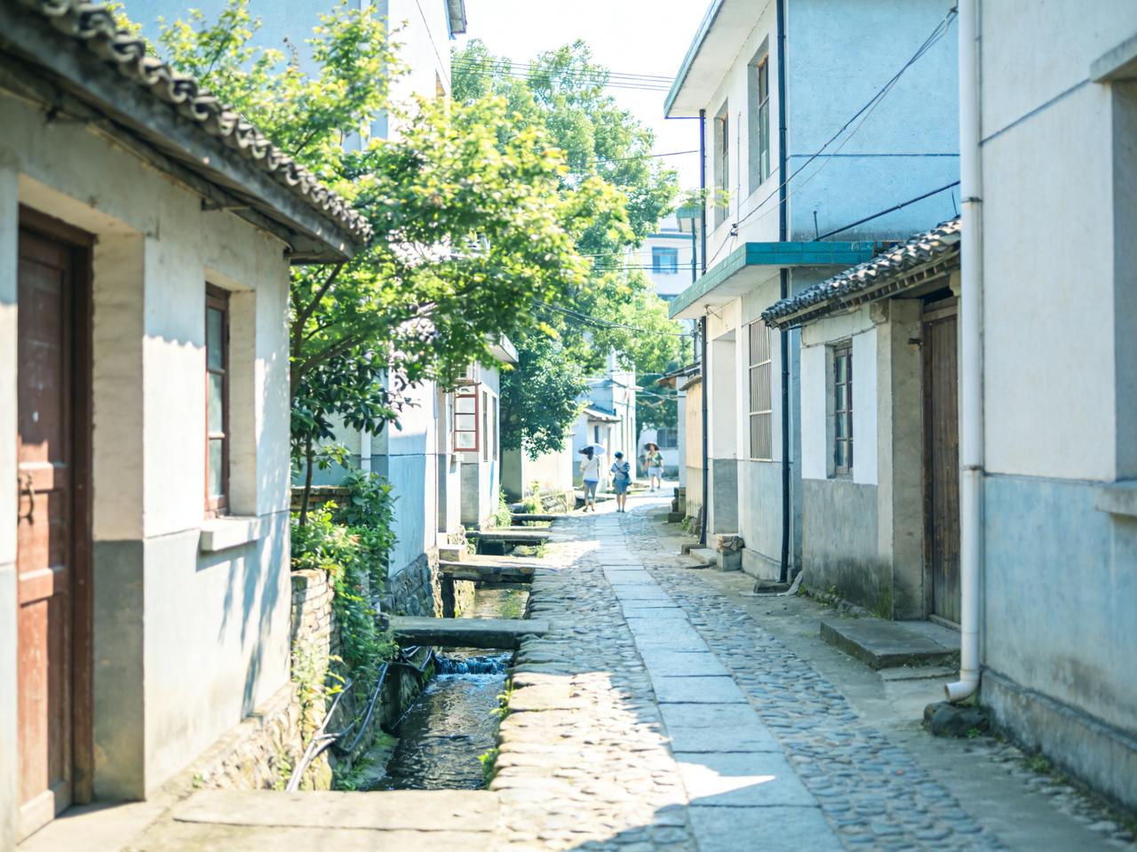 标题：火出天际！这个藏在南方的小县城，人少景美，适合发呆一整夏

宝子们，202