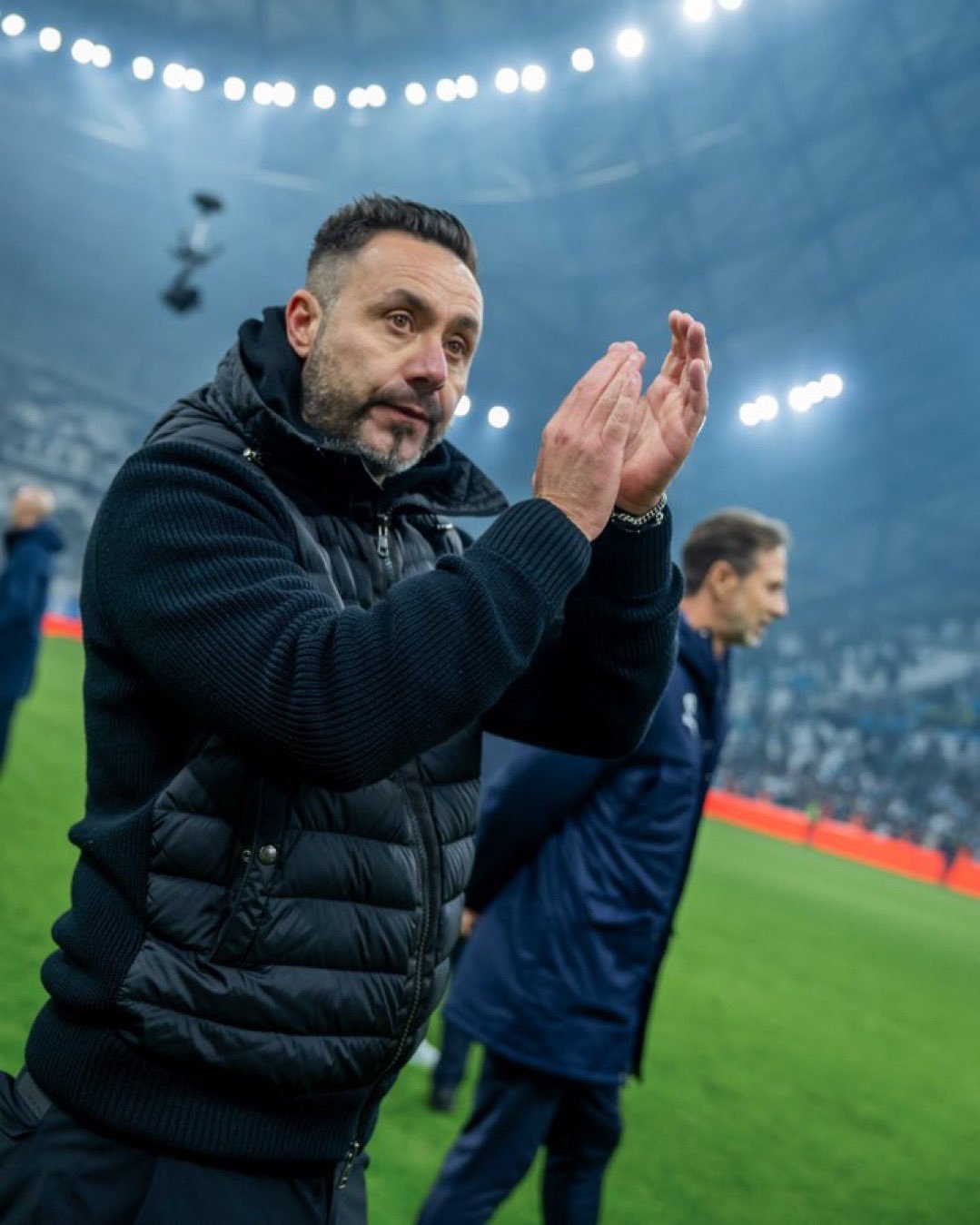 跟队记者Jack Pitt-Brooke，热刺正在积极推动任命德泽尔比，成为本赛