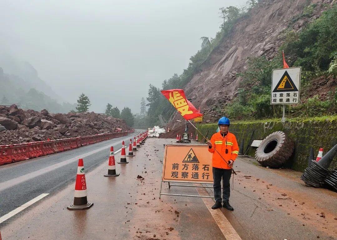 高速上他拼命拦车，3分钟挽救十余条生命！网页链接