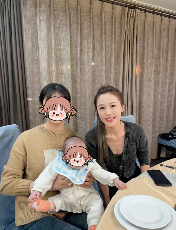 #李金铭近照状态# 李金铭在山东老家和亲戚聚餐，38岁的美嘉依旧甜美温柔~ ​​