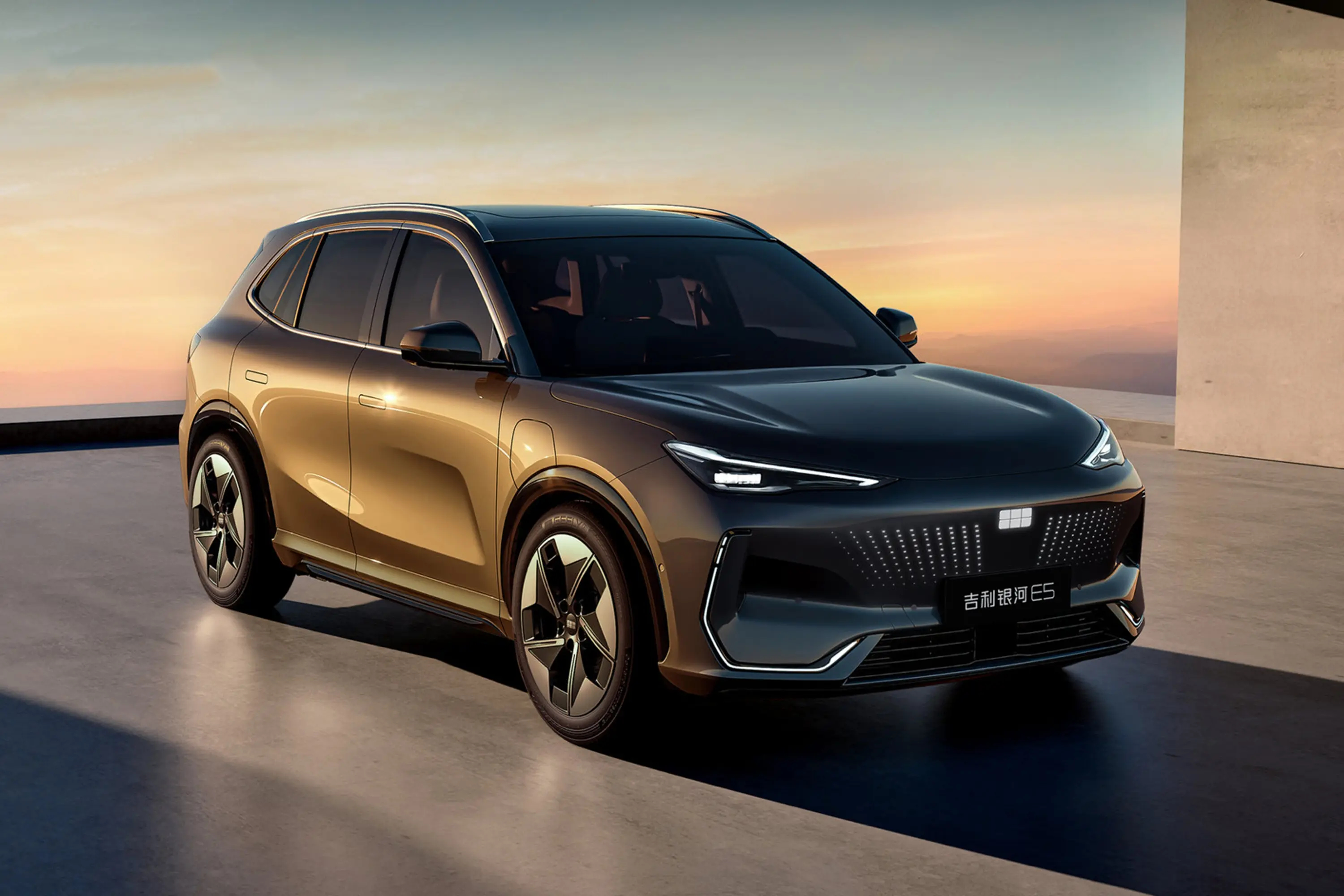 开银河E5这段时间，越开越觉得它懂日常用车的核心需求。空间利用率是真不错，后备箱