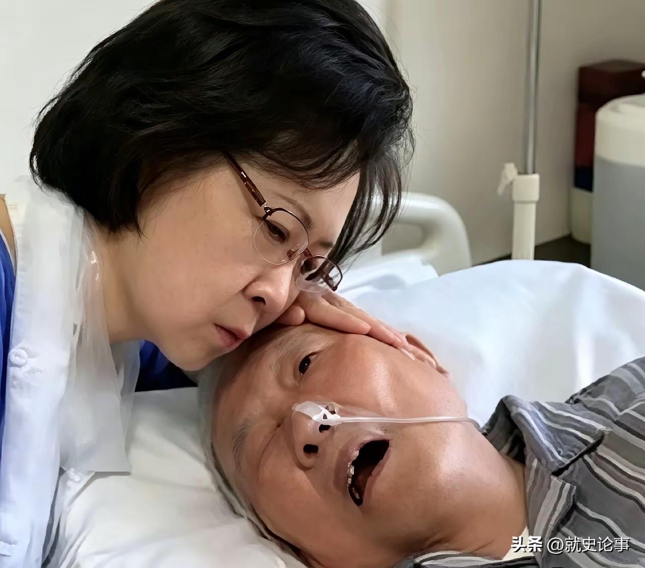 2018年，病床前的最后温存，琼瑶贴着平鑫涛的脸，藏着半生爱恨与不舍。镜头下，平