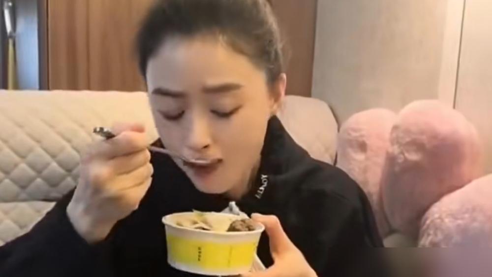 蒋欣为减肥饿到崩溃大哭，转头竟在路边摊狂炫12只生蚝！
 
就为了走一次红毯，人