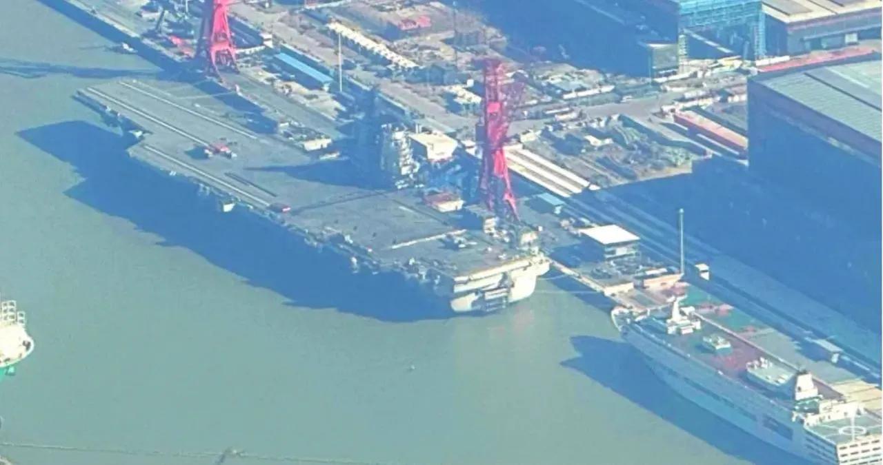 福建舰历史性首次海试已进入倒数计时,各界高度关注舰上所有动态,近日更被捕捉到一架