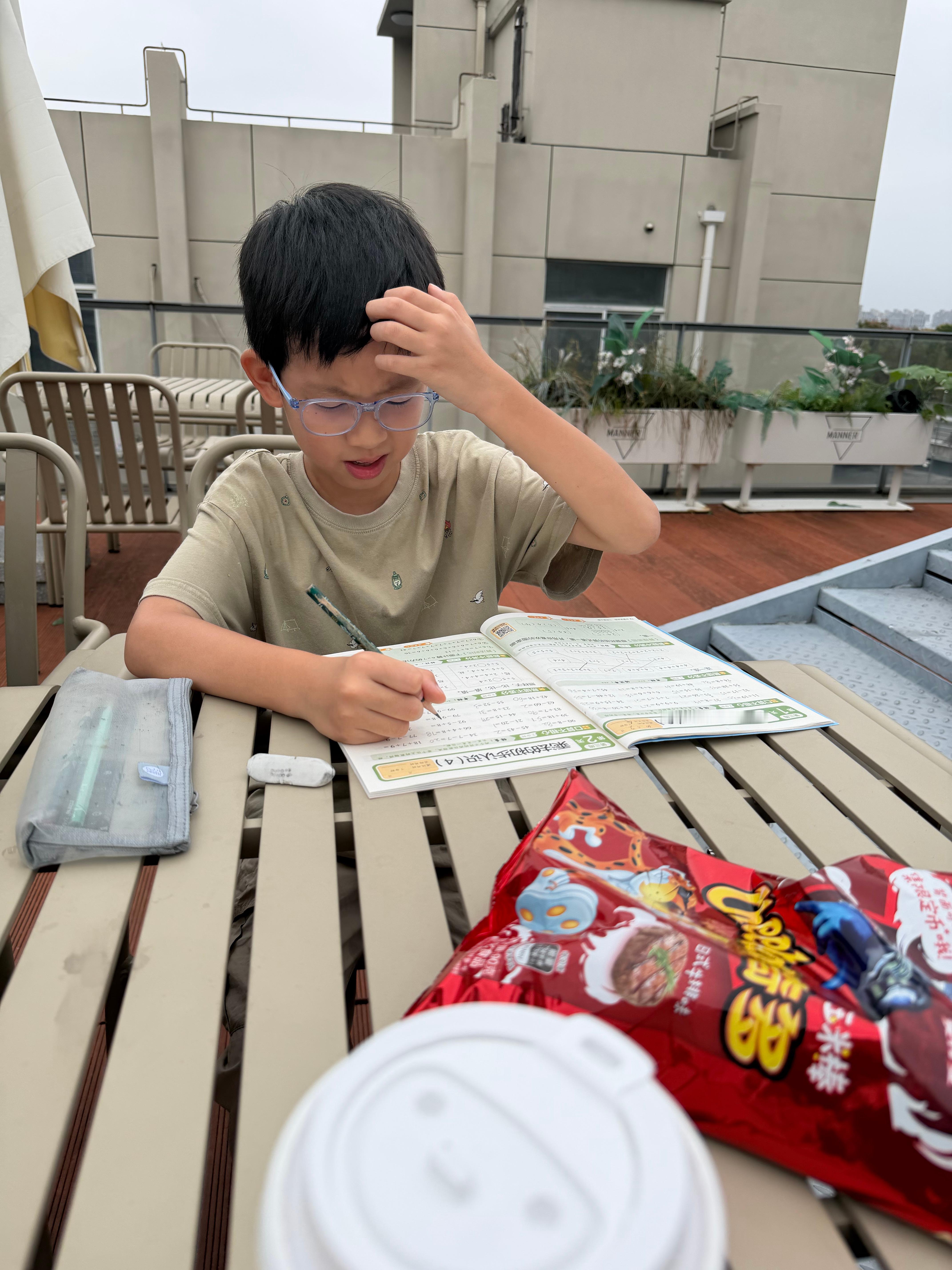 点杯咖啡坐会作业，打会游戏[doge]  ​​​