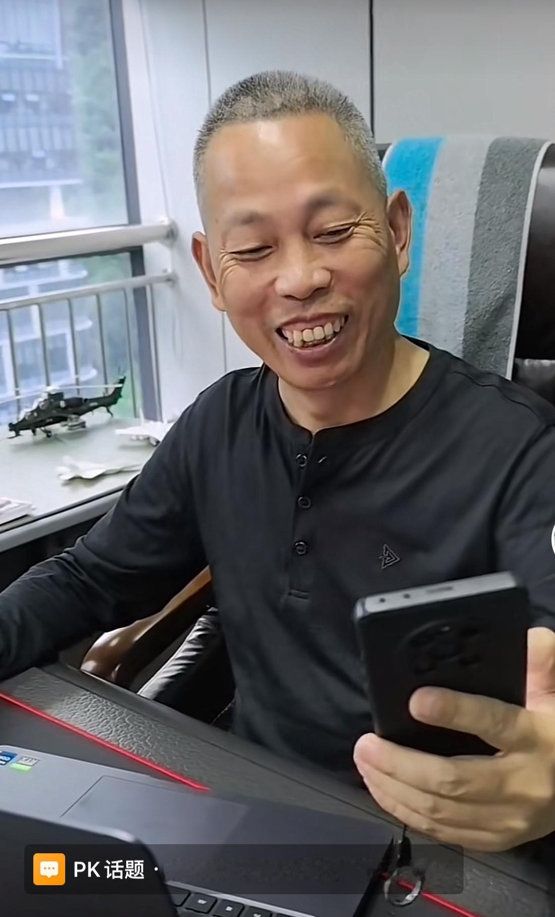 牙哥看豆包，得知德比斯取消夏天来中国的行程，十分开心，称：战略性干赢德比斯，他不