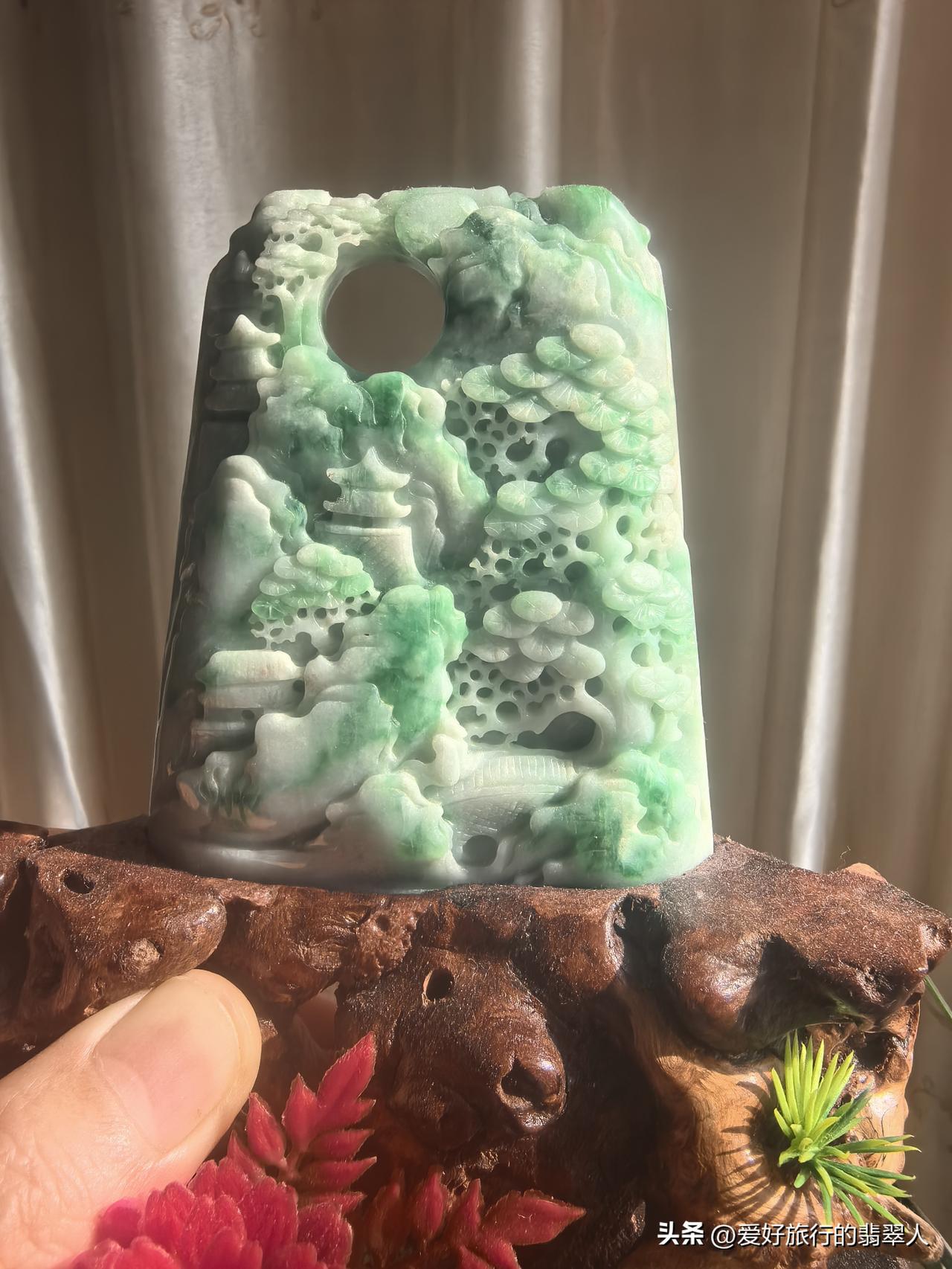 今天终于完工了，感觉挺开心的，这个料子糯种飘绿！虽然是糯种，但种还是比较老！因为