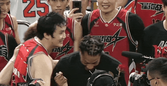 螺丝礼貌一笑……应该不认识小丁罗斯中国行 ​​​