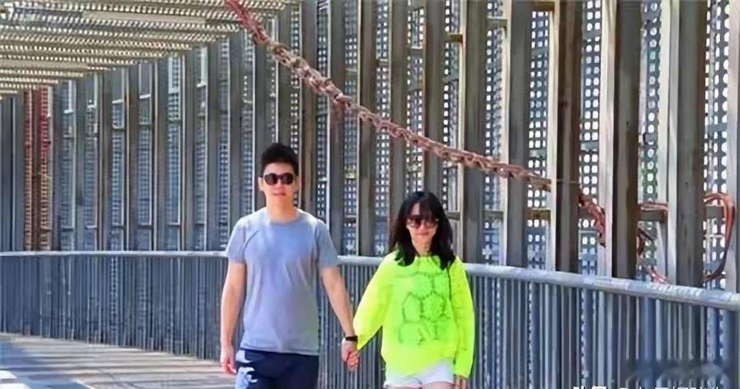 她苦恋朱亚文整整9年，青春耗尽，却只能看他迎娶陈思诚的前女友 