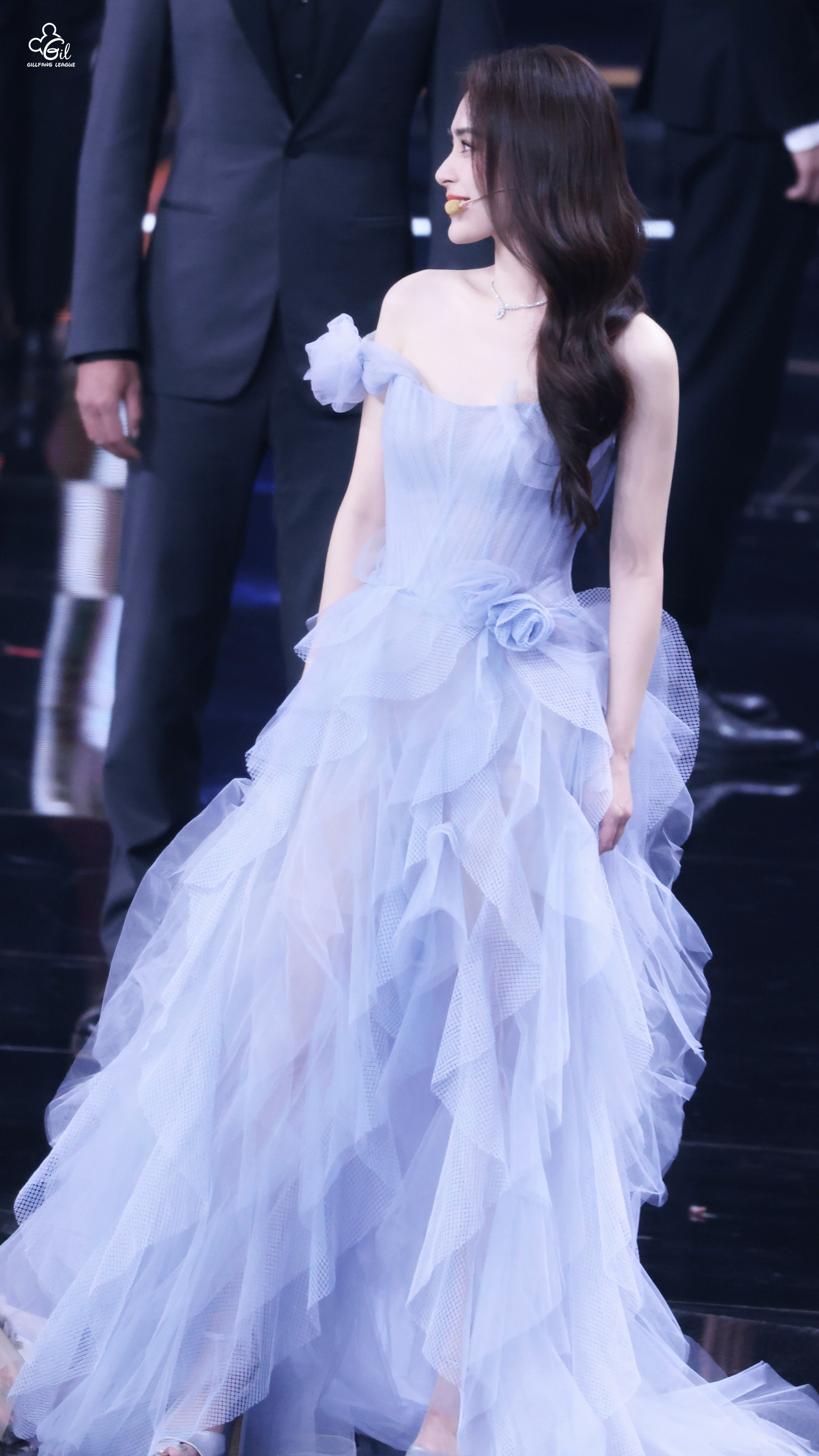 阿娇 钟欣潼  淡蓝纱裙如揉碎的月光落满肩头，层叠裙摆漾着柔波，一颦一笑都像从云