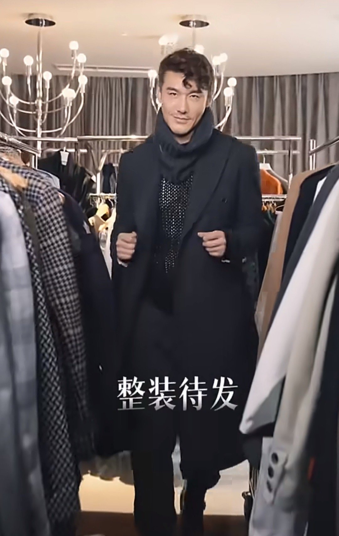 胡兵毛秋裤外穿走机场 毛秋裤外穿，也就胡兵敢这么玩。不仅不违和，还穿出了几分随意