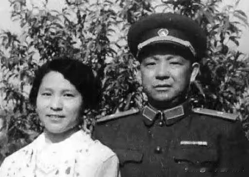 这张黑白老照片，定格了开国上将张爱萍与夫人李又兰的温情瞬间。
将军身着55式军装